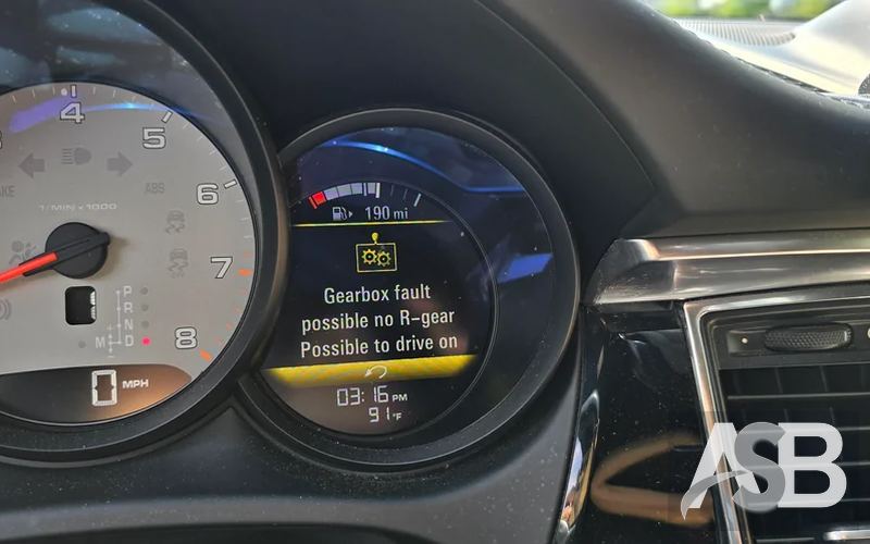 Dashboard message about the transmission in the Porsche Macan. Translated from English