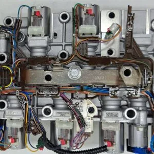 Sterownik hydrauliczny skrzyni biegów Ford 8F35 z zamontowanymi elektrozaworami i magistralą przewodów