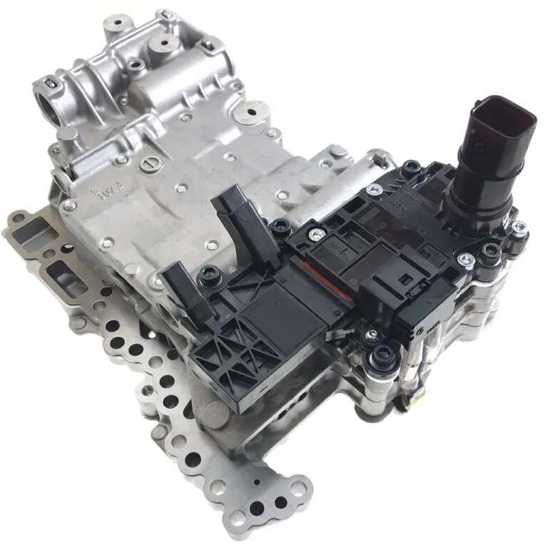 Moduł mechatroniki skrzyni biegów Mazda FW6A ze zintegrowanym sterownikiem elektronicznym i gniazdem wielopinowym